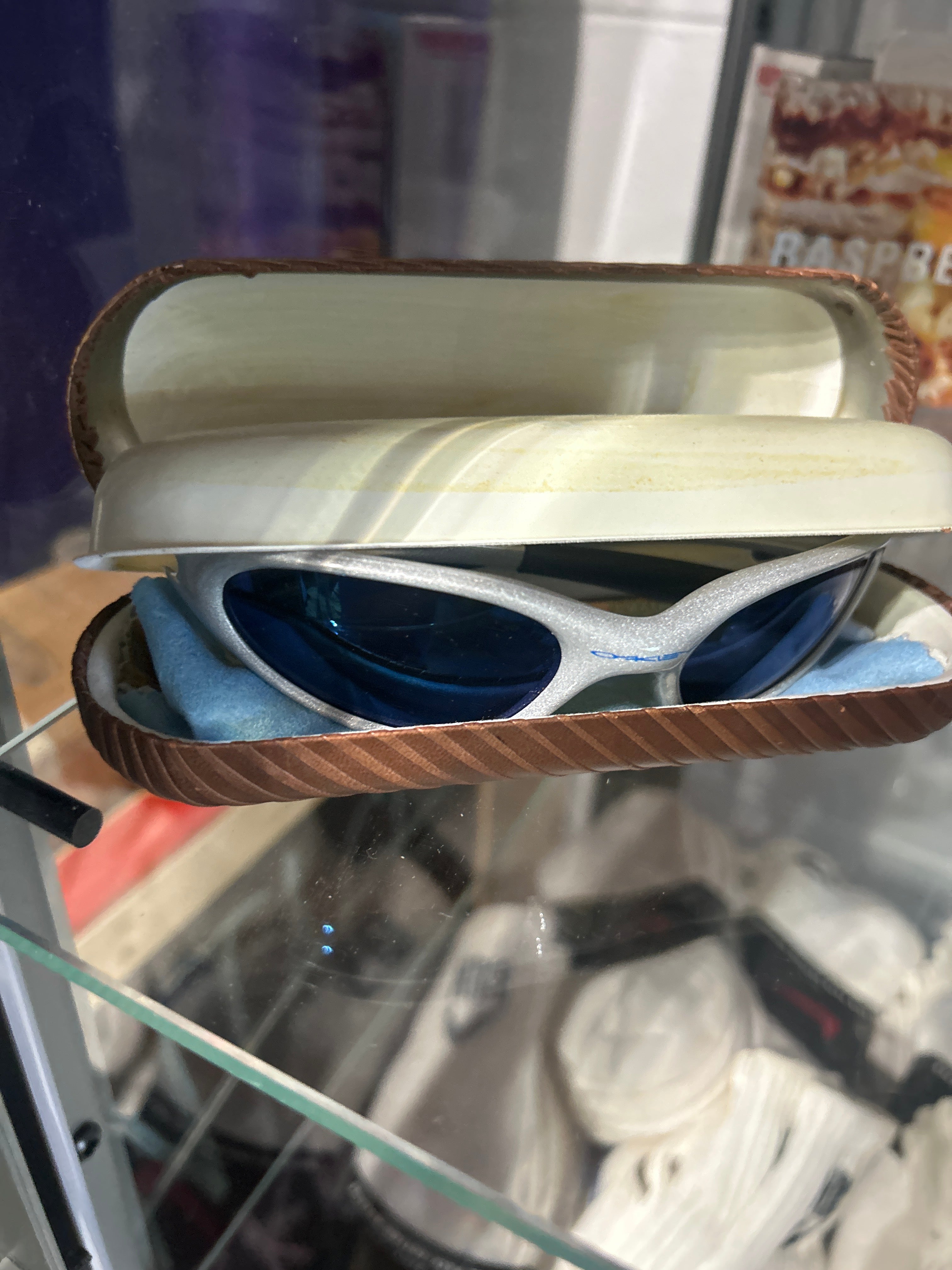 VNTG Oakley Minute 1.0 Sunglasses