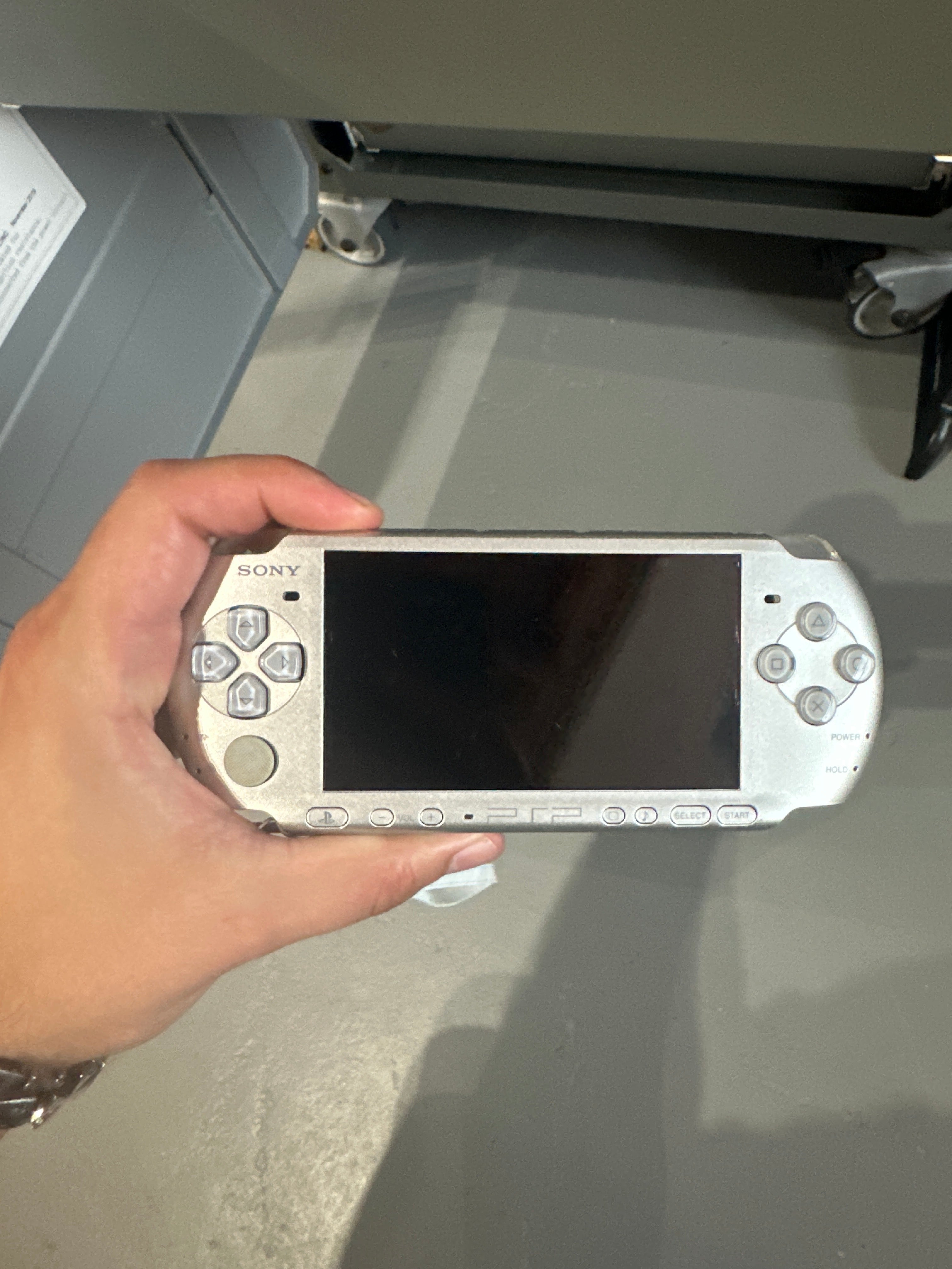 PSP 3000 Silver w/ Cable & Charger